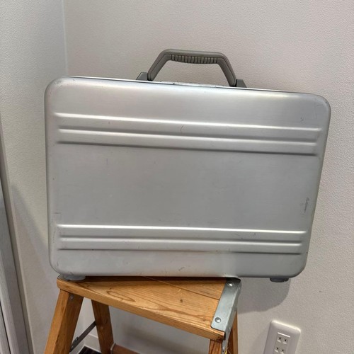 Zero halliburton attache case - halliburton,